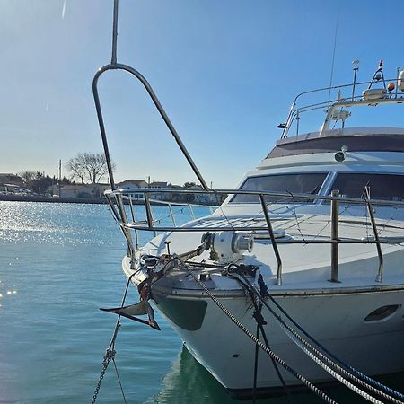 Nuit Insolite Bateau A Quai - Port Saint Louis Du Rhone エクステリア 写真