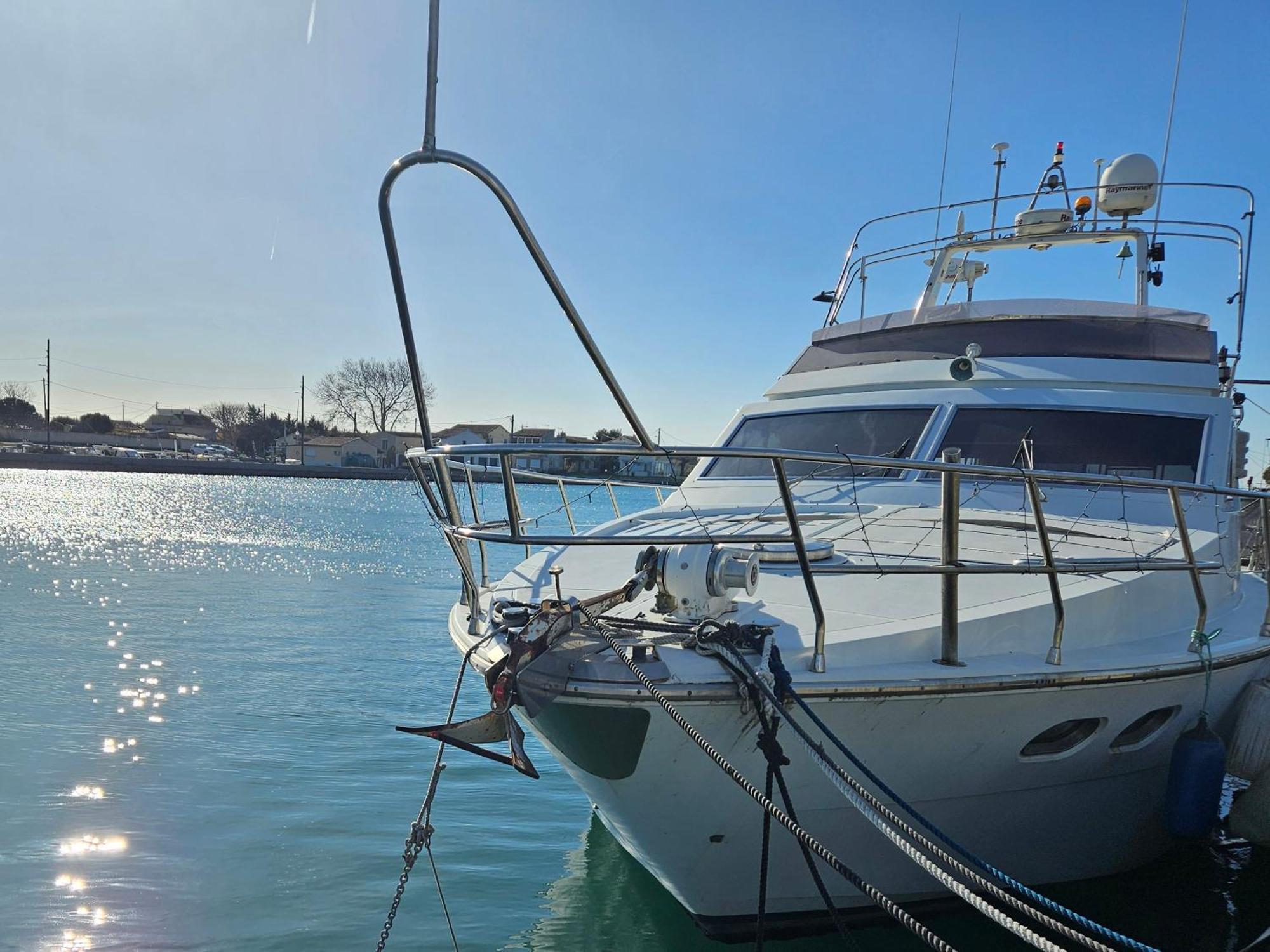 Nuit Insolite Bateau A Quai - Port Saint Louis Du Rhone エクステリア 写真