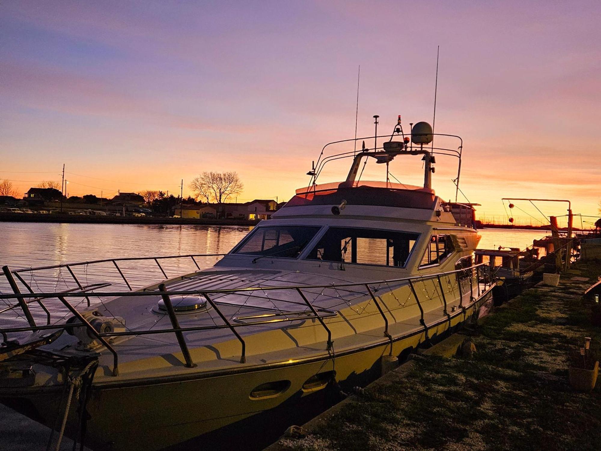 Nuit Insolite Bateau A Quai - Port Saint Louis Du Rhone エクステリア 写真