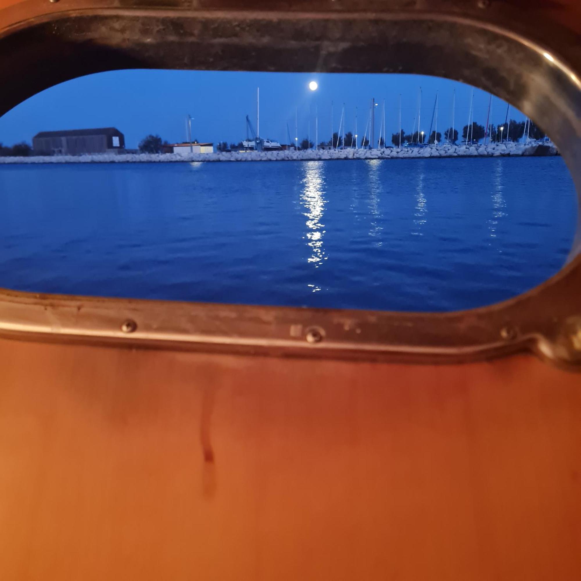 Nuit Insolite Bateau A Quai - Port Saint Louis Du Rhone エクステリア 写真