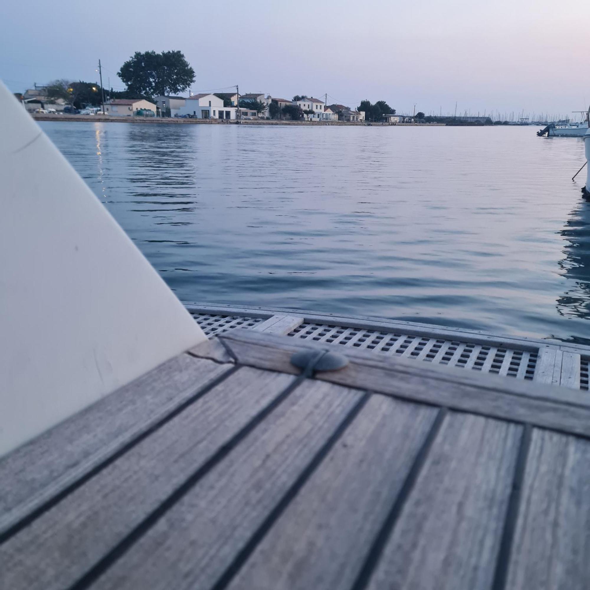 Nuit Insolite Bateau A Quai - Port Saint Louis Du Rhone エクステリア 写真